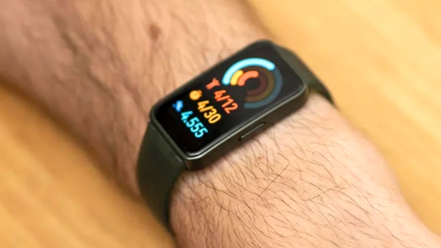 Huawei Band 8 de color verde en la muñeca