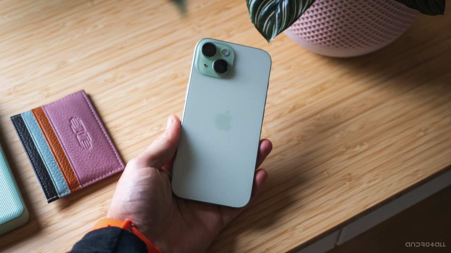 iPhone 15 en la mano