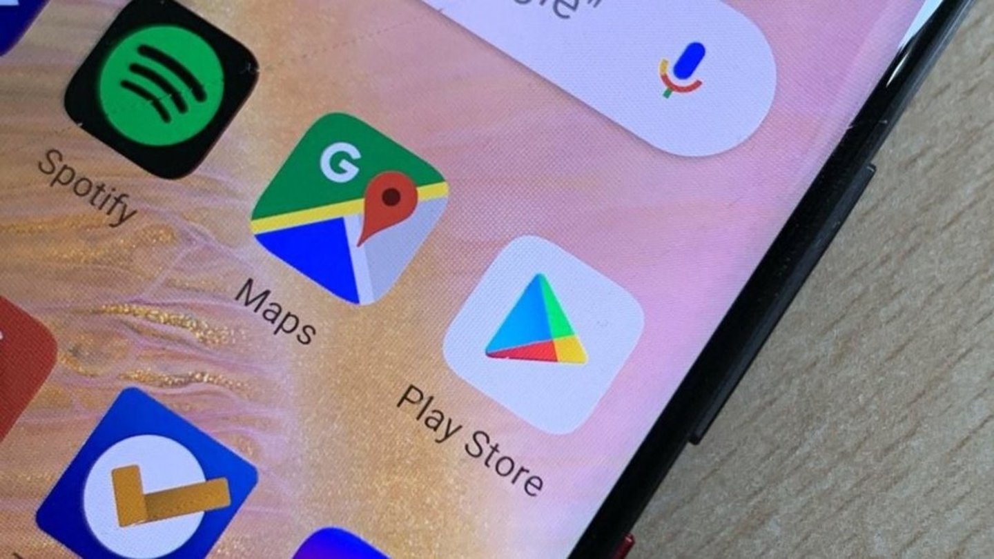 Pantalla de inicio de un smartphone con la Play Store en ella.