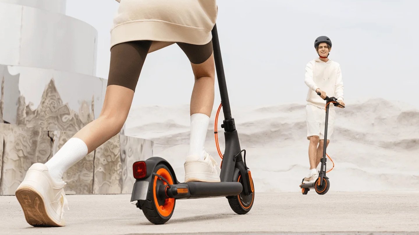 Personas conduciendo el Xiaomi Electric Scooter 4 Go